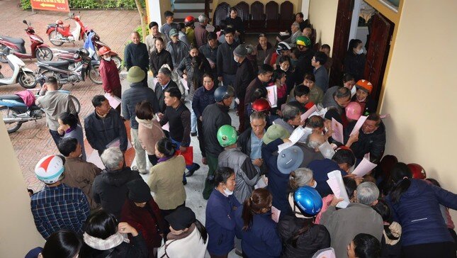 Hàng nghìn người đổ xô đi đăng ký biến động GCNQSD đất sau sáp nhập