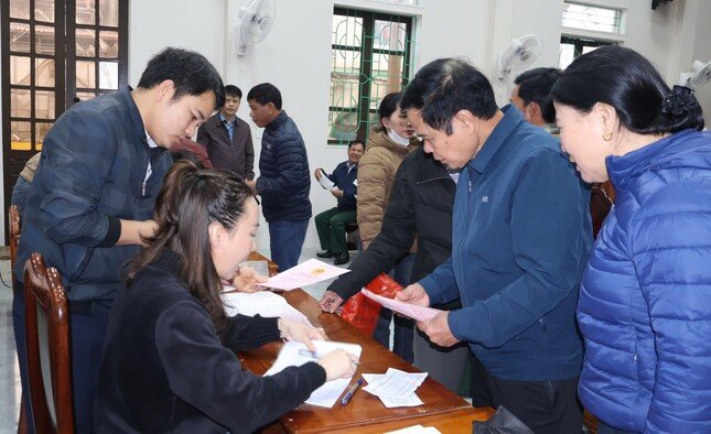 Hàng nghìn người đổ xô đi đăng ký biến động GCNQSD đất sau sáp nhập