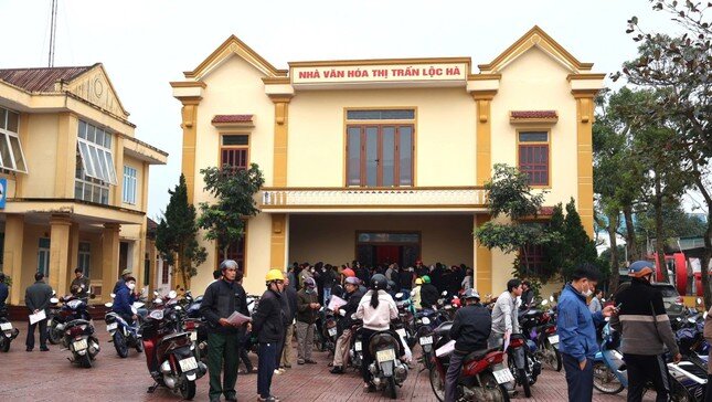 Hàng nghìn người đổ xô đi đăng ký biến động GCNQSD đất sau sáp nhập