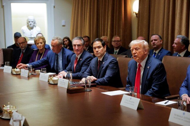 Tổng thống Mỹ Trump yêu cầu tiếp tục cắt giảm nhân sự