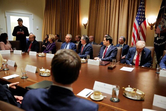 Tổng thống Mỹ Trump yêu cầu tiếp tục cắt giảm nhân sự