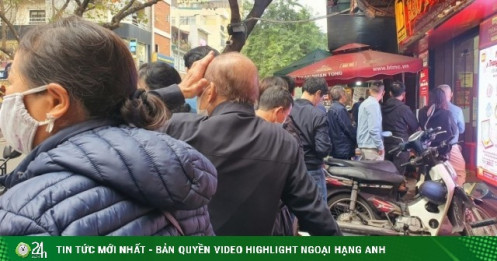 Giá vàng trong nước tăng mạnh hơn thế giới, dân lại chen chúc đi mua