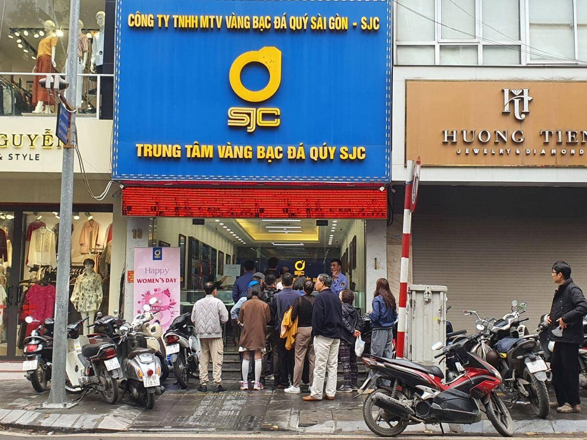 Giá vàng trong nước tăng mạnh hơn thế giới, dân lại chen chúc đi mua