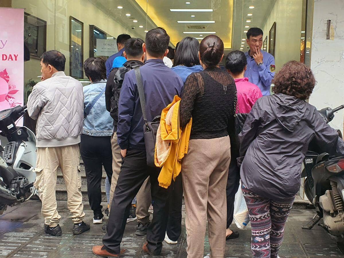 Giá vàng trong nước tăng mạnh hơn thế giới, dân lại chen chúc đi mua