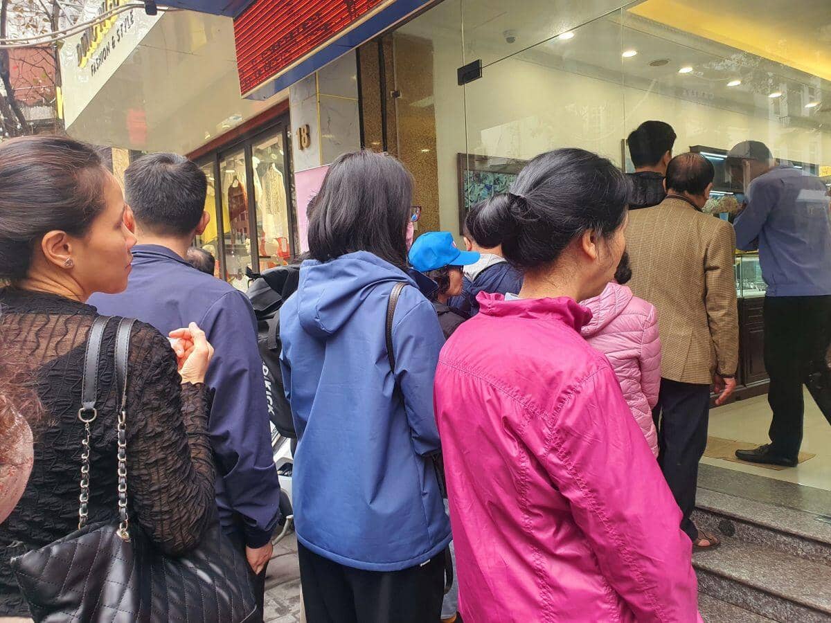 Giá vàng trong nước tăng mạnh hơn thế giới, dân lại chen chúc đi mua
