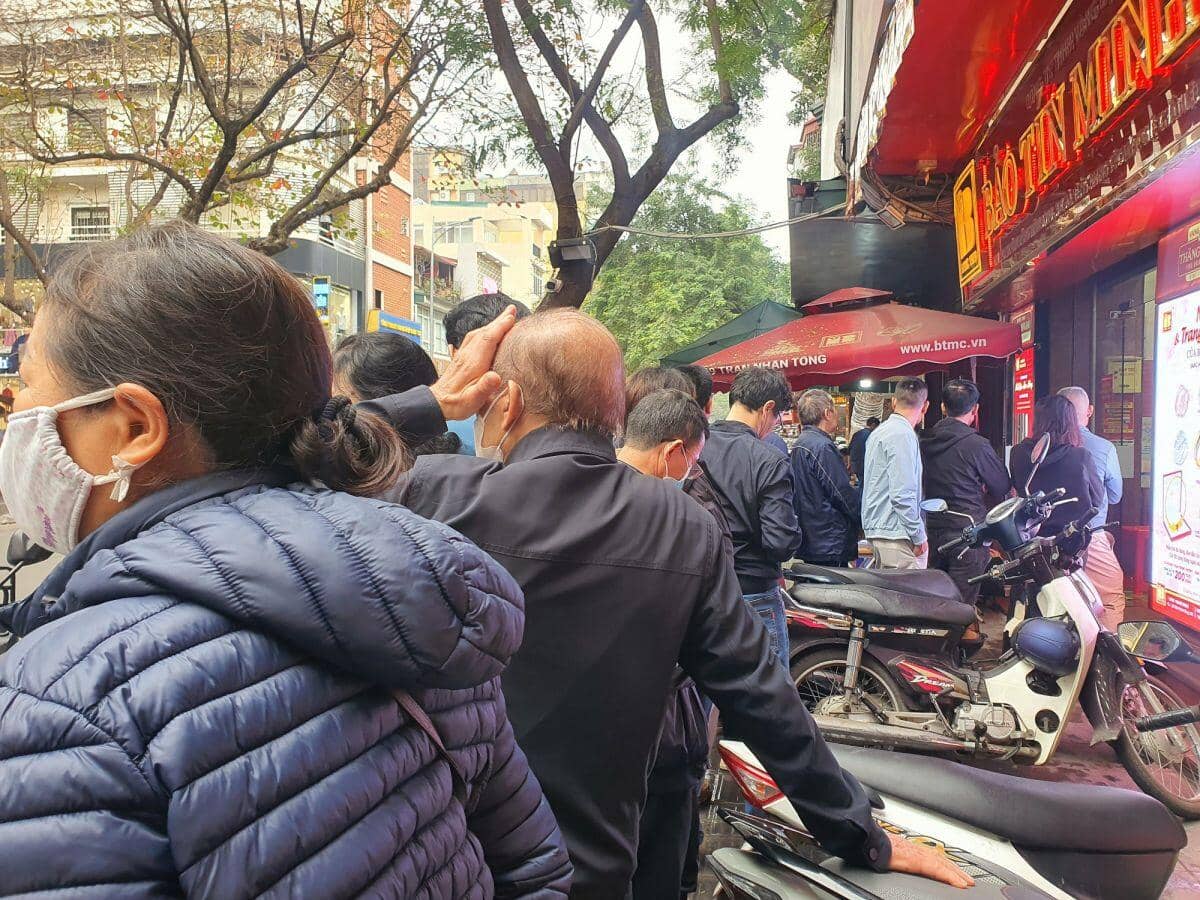 Giá vàng trong nước tăng mạnh hơn thế giới, dân lại chen chúc đi mua