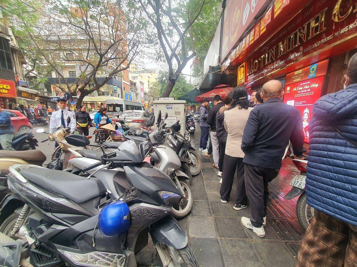 Giá vàng trong nước tăng mạnh hơn thế giới, dân lại chen chúc đi mua