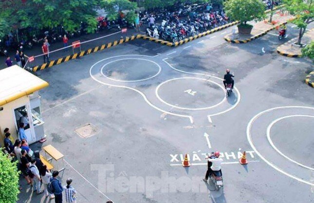 Người có giấy phép lái xe ô tô được miễn sát hạch lý thuyết xe máy