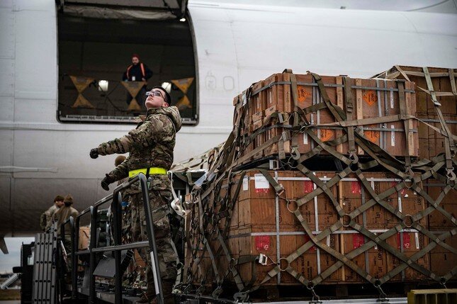 Hãng Bloomberg: Mỹ dừng mọi viện trợ quân sự cho Ukraine