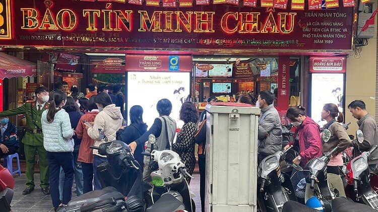Giá vàng 5/3 đắt nhất lịch sử vượt 93 triệu đồng/lượng, dân đổ xô đi mua, chuyên gia nói gì?
