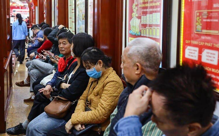 Giá vàng 5/3 đắt nhất lịch sử vượt 93 triệu đồng/lượng, dân đổ xô đi mua, chuyên gia nói gì?