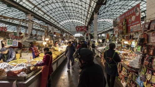 Giá tiêu dùng ở Trung Quốc giảm lần đầu tiên sau 1 năm, áp lực giảm phát đè nặng