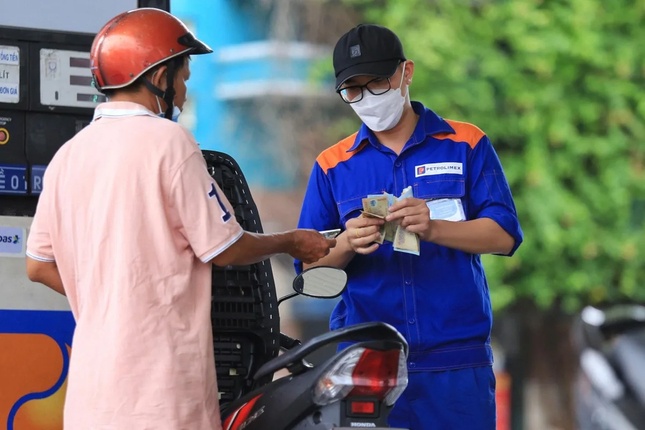 Giá xăng tiếp tục giảm vào ngày mai?