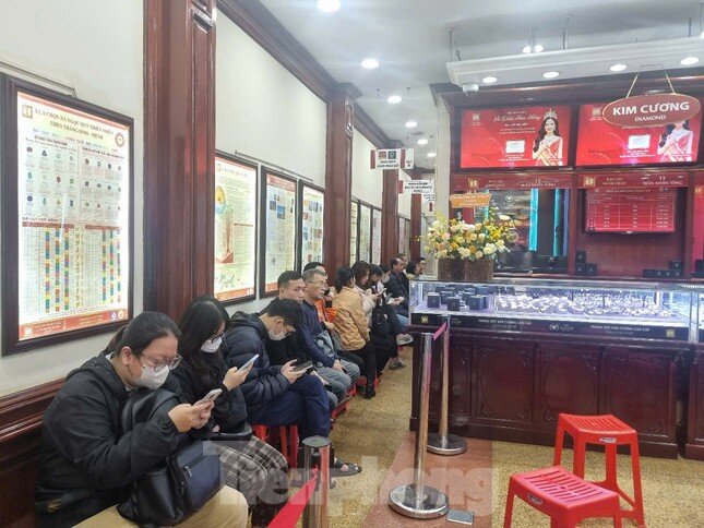 Vàng nhẫn tăng đỉnh nóc, nhiều người 'sang tay' ngay cửa tiệm