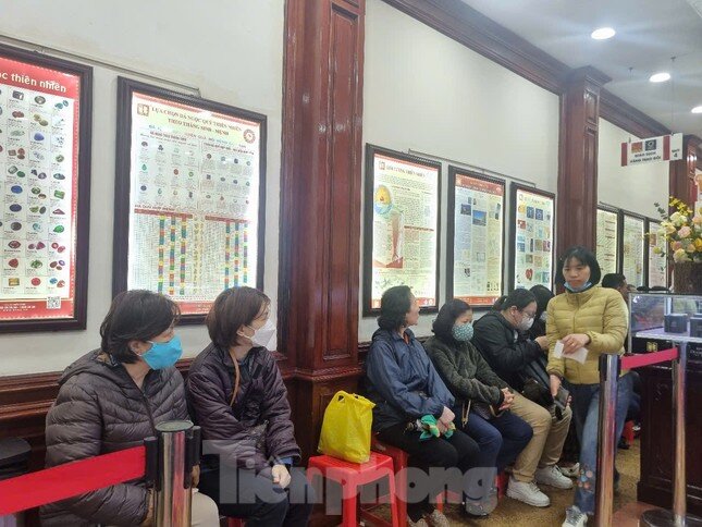 Vàng nhẫn tăng đỉnh nóc, nhiều người 'sang tay' ngay cửa tiệm