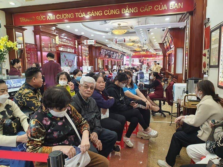 Vàng vượt 96 triệu đồng/lượng, phố vàng Hà Nội đông như hội