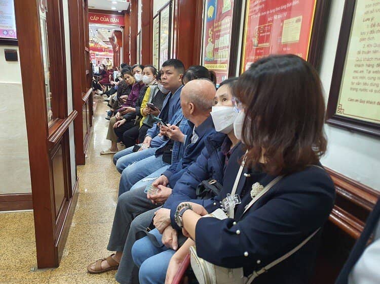 Vàng vượt 96 triệu đồng/lượng, phố vàng Hà Nội đông như hội