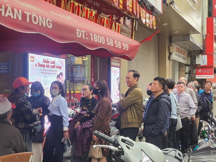 Vàng vượt 96 triệu đồng/lượng, phố vàng Hà Nội đông như hội