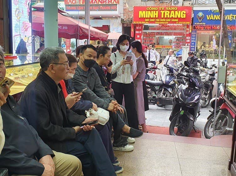 Vàng vượt 96 triệu đồng/lượng, phố vàng Hà Nội đông như hội