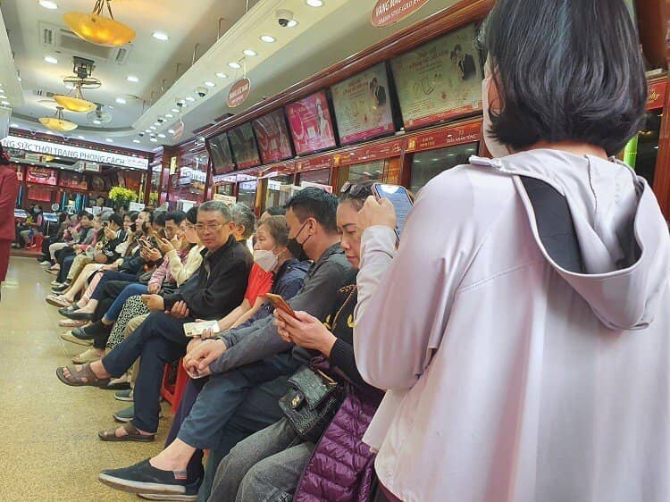 Vàng vượt 96 triệu đồng/lượng, phố vàng Hà Nội đông như hội