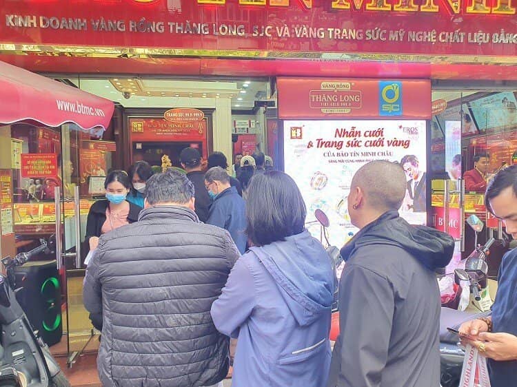 Vàng vượt 96 triệu đồng/lượng, phố vàng Hà Nội đông như hội