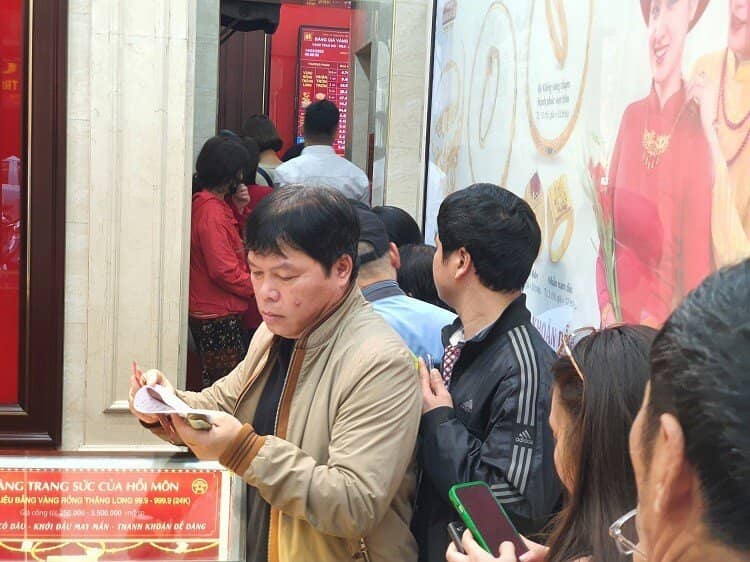 Vàng vượt 96 triệu đồng/lượng, phố vàng Hà Nội đông như hội