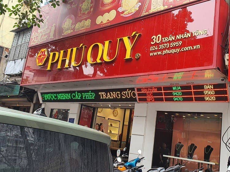 Vàng vượt 96 triệu đồng/lượng, phố vàng Hà Nội đông như hội