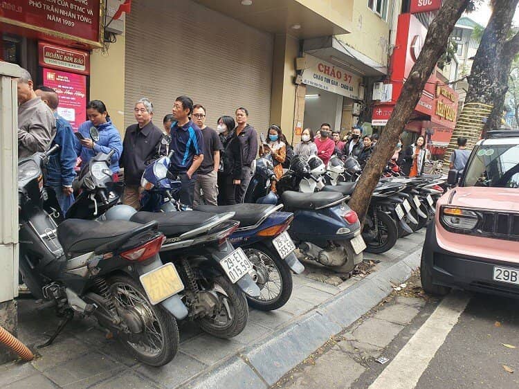 Vàng vượt 96 triệu đồng/lượng, phố vàng Hà Nội đông như hội