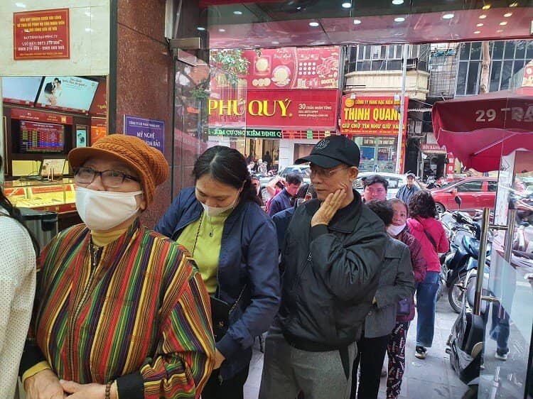 Vàng vượt 96 triệu đồng/lượng, phố vàng Hà Nội đông như hội
