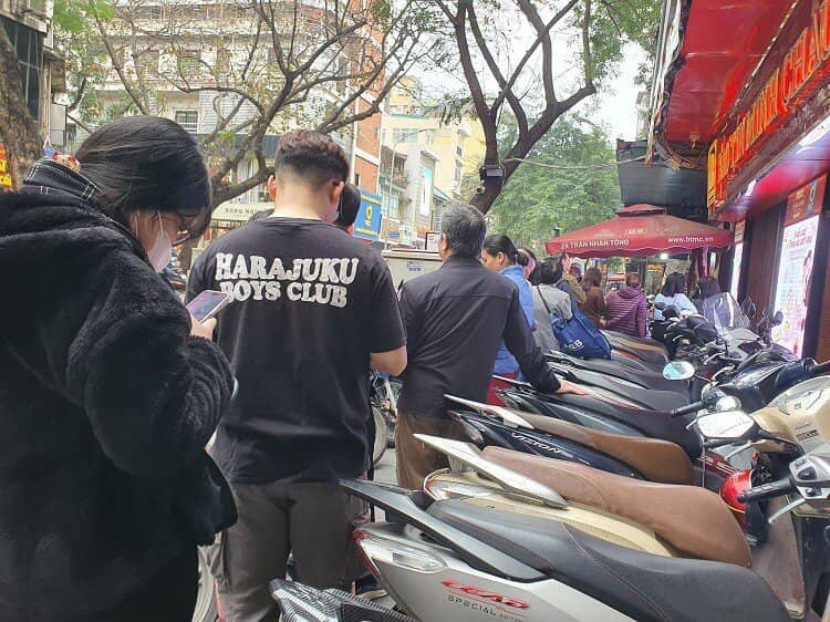 Vàng vượt 96 triệu đồng/lượng, phố vàng Hà Nội đông như hội