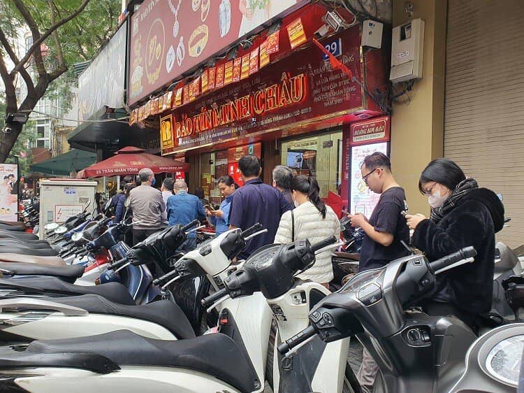 Vàng vượt 96 triệu đồng/lượng, phố vàng Hà Nội đông như hội