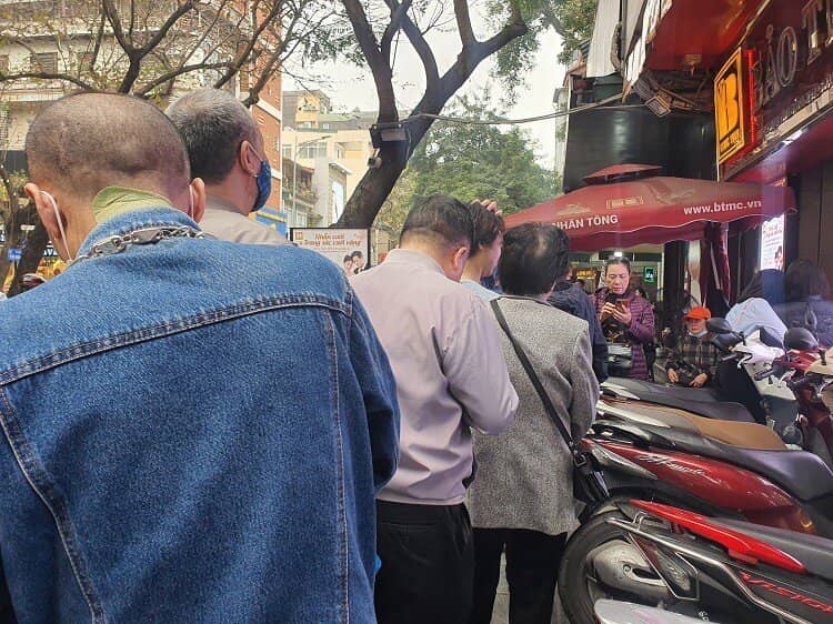 Vàng vượt 96 triệu đồng/lượng, phố vàng Hà Nội đông như hội