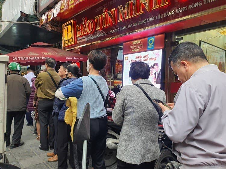Vàng vượt 96 triệu đồng/lượng, phố vàng Hà Nội đông như hội