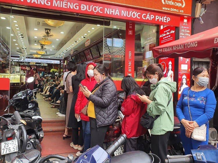 Vàng vượt 96 triệu đồng/lượng, phố vàng Hà Nội đông như hội