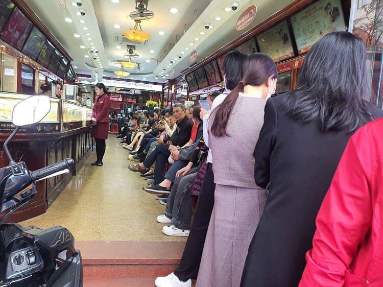 Vàng vượt 96 triệu đồng/lượng, phố vàng Hà Nội đông như hội
