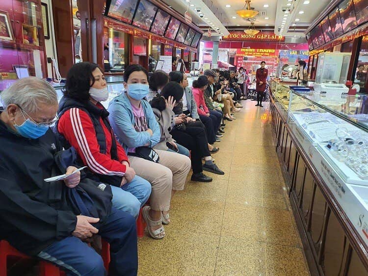 Vàng vượt 96 triệu đồng/lượng, phố vàng Hà Nội đông như hội
