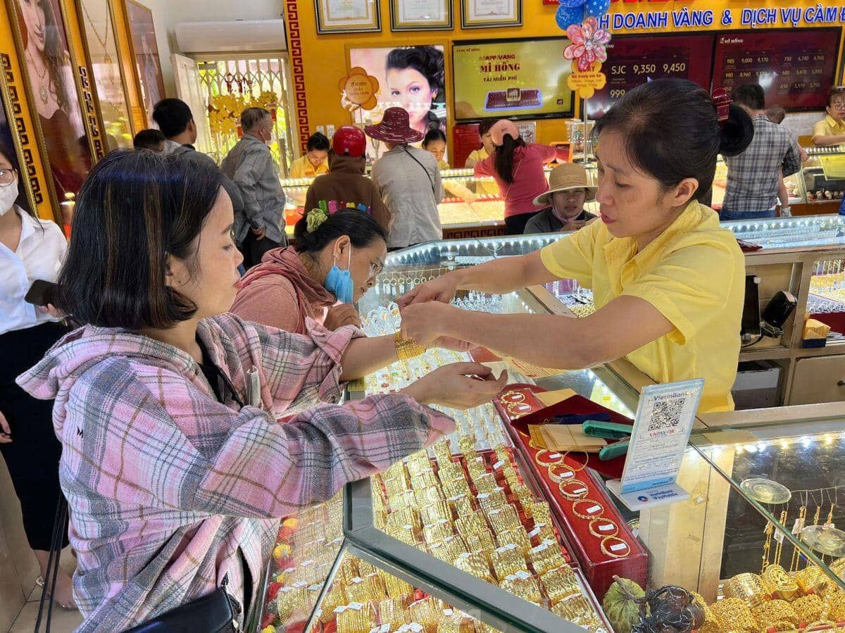 Vàng nhẫn tăng giá khủng khiếp, người dân TPHCM vẫn chen chân mua sắm ảnh 3