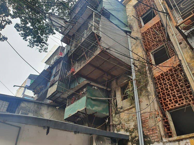 Bất ngờ nhà tập thể cũ nát ở Hà Nội được rao bán với giá lên tới 175 triệu đồng/m2