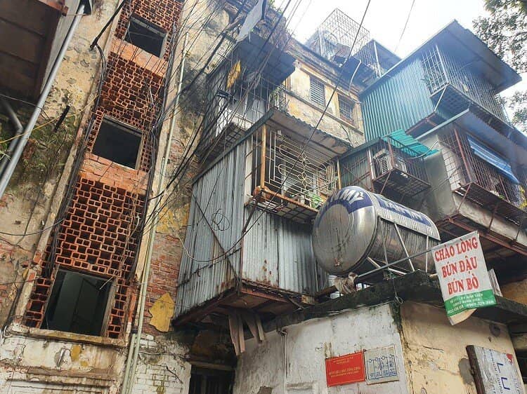 Bất ngờ nhà tập thể cũ nát ở Hà Nội được rao bán với giá lên tới 175 triệu đồng/m2