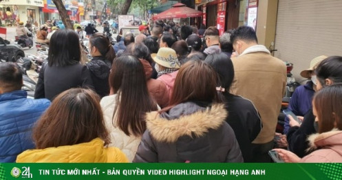 Giá vàng tăng điên cuồng, vượt mốc 98 triệu đồng/lượng, hàng loạt cửa hàng ra thông báo bất ngờ