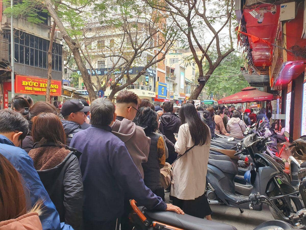 Giá vàng tăng điên cuồng, vượt mốc 98 triệu đồng/lượng, hàng loạt cửa hàng ra thông báo bất ngờ