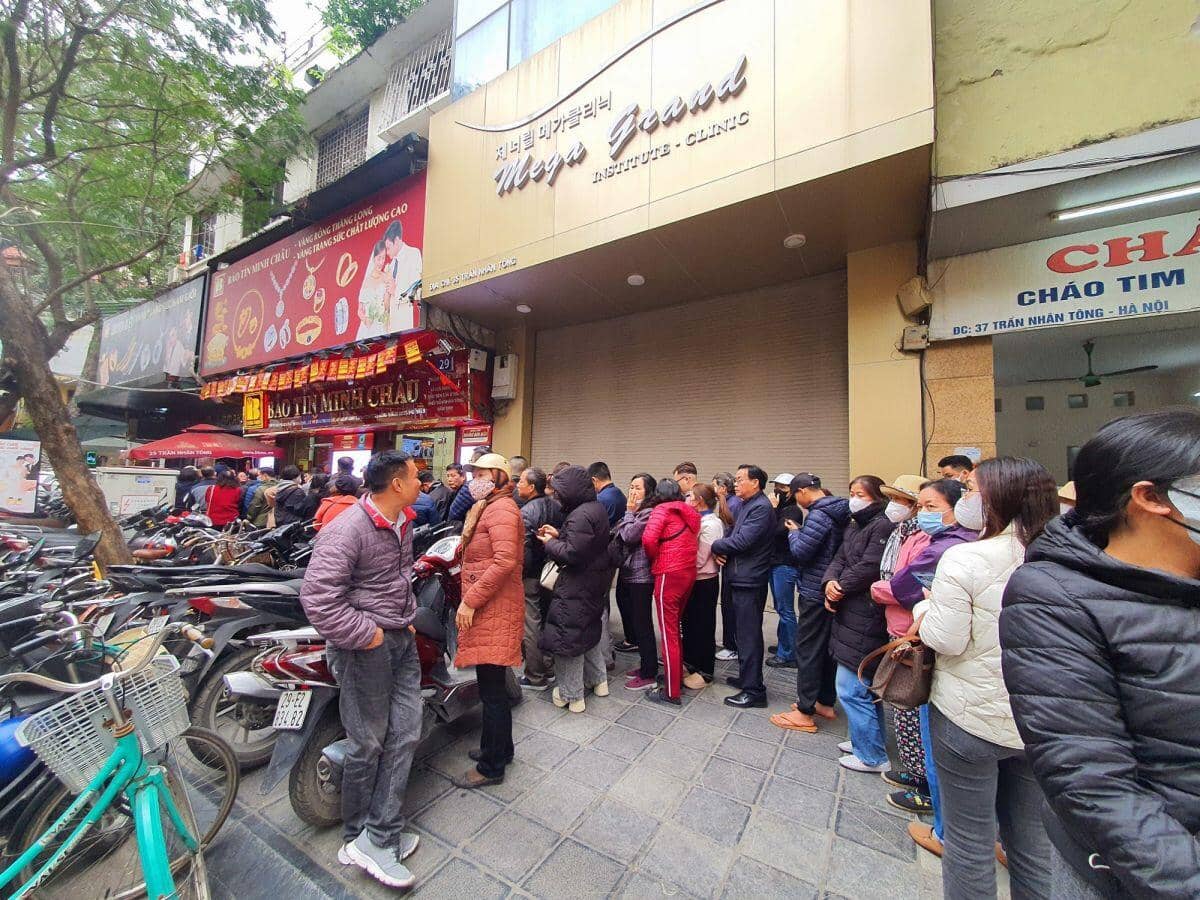 Giá vàng tăng điên cuồng, vượt mốc 98 triệu đồng/lượng, hàng loạt cửa hàng ra thông báo bất ngờ
