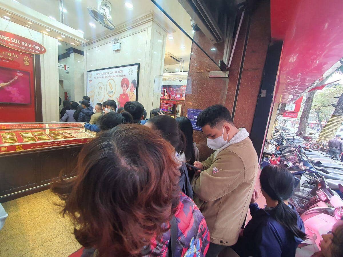 Giá vàng tăng điên cuồng, vượt mốc 98 triệu đồng/lượng, hàng loạt cửa hàng ra thông báo bất ngờ