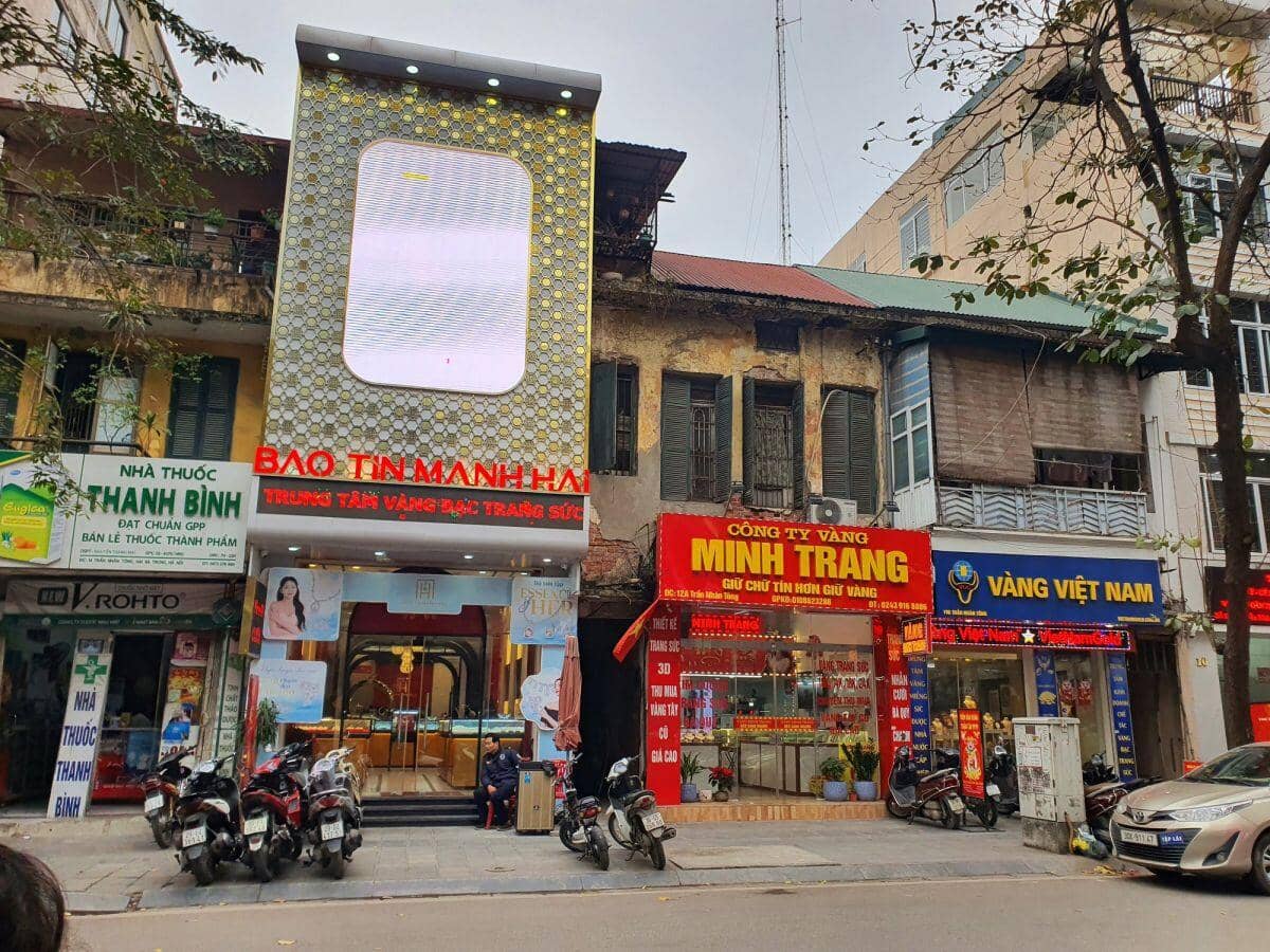 Giá vàng tăng điên cuồng, vượt mốc 98 triệu đồng/lượng, hàng loạt cửa hàng ra thông báo bất ngờ