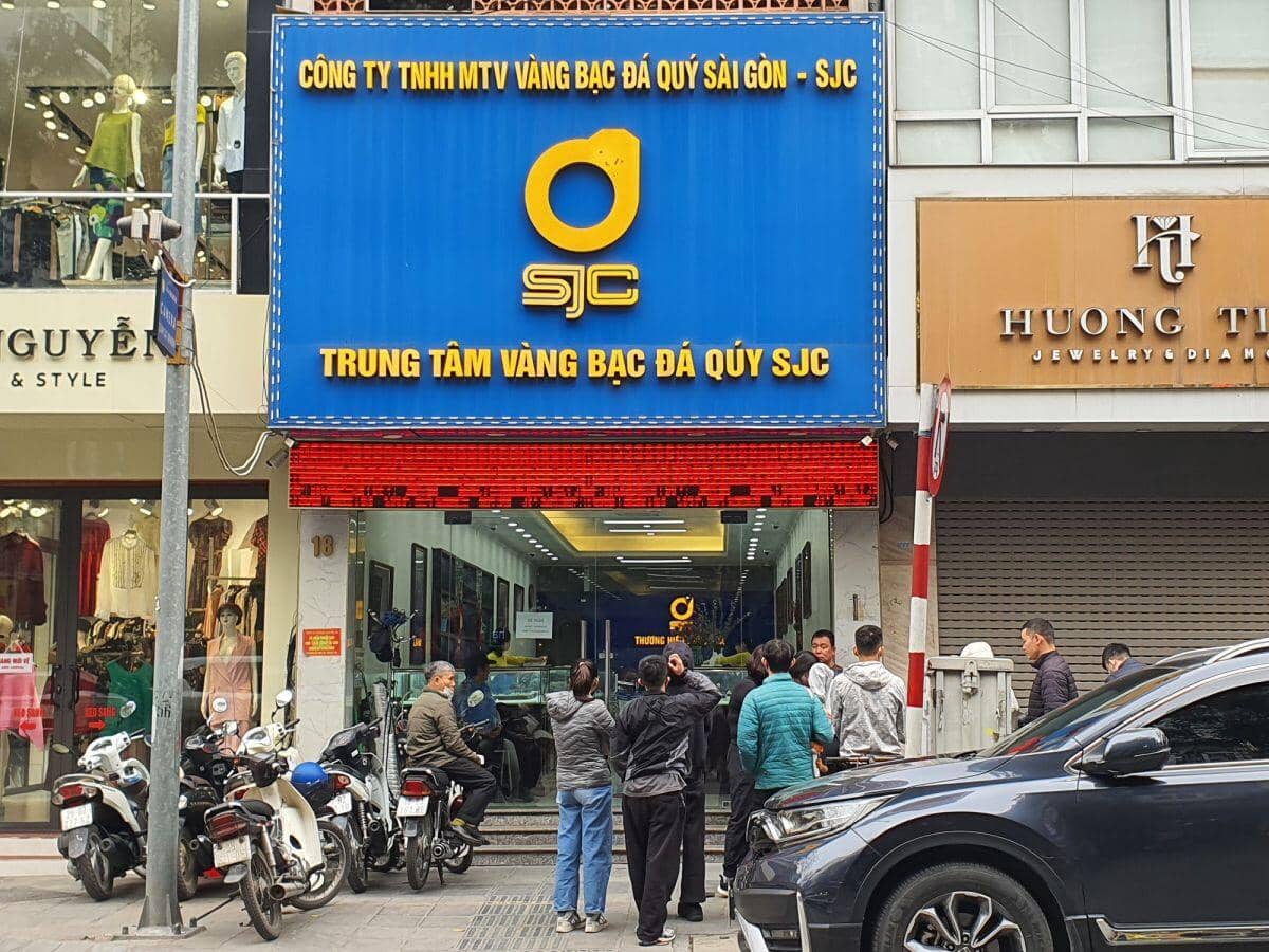 Giá vàng tăng điên cuồng, vượt mốc 98 triệu đồng/lượng, hàng loạt cửa hàng ra thông báo bất ngờ