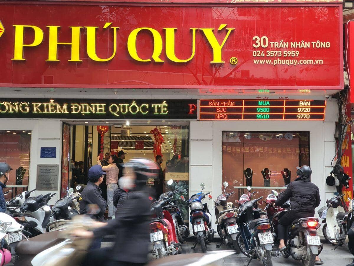 Giá vàng tăng điên cuồng, vượt mốc 98 triệu đồng/lượng, hàng loạt cửa hàng ra thông báo bất ngờ