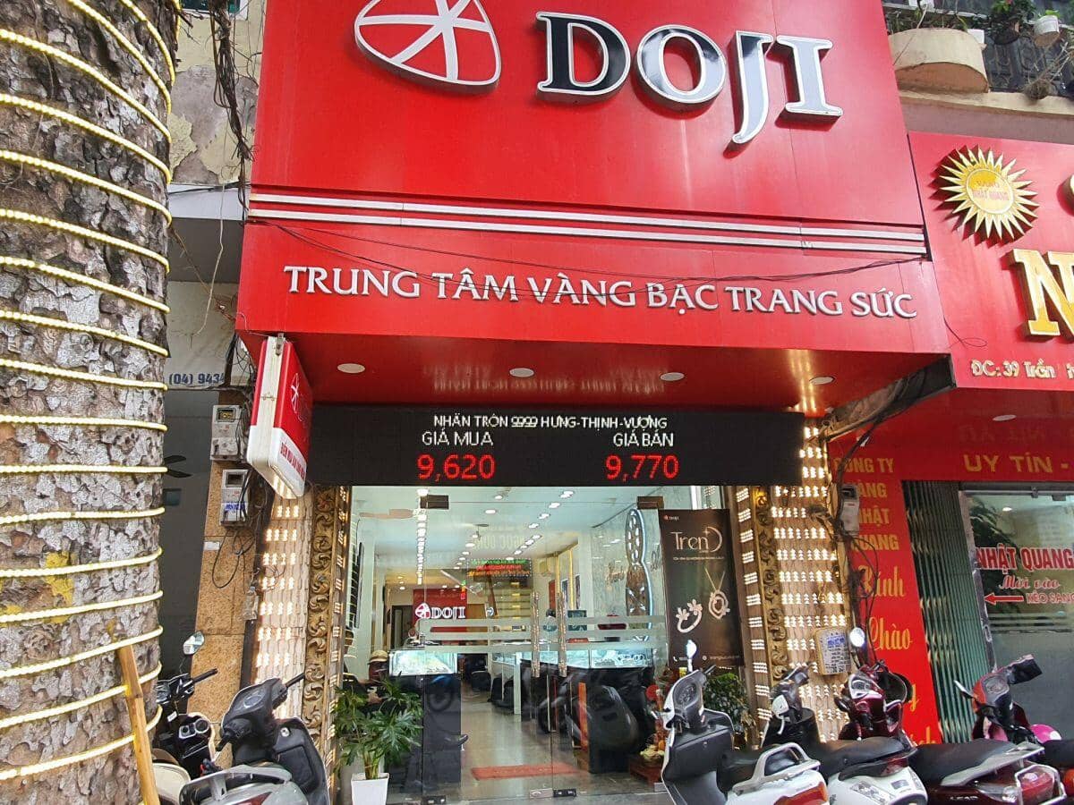 Giá vàng tăng điên cuồng, vượt mốc 98 triệu đồng/lượng, hàng loạt cửa hàng ra thông báo bất ngờ