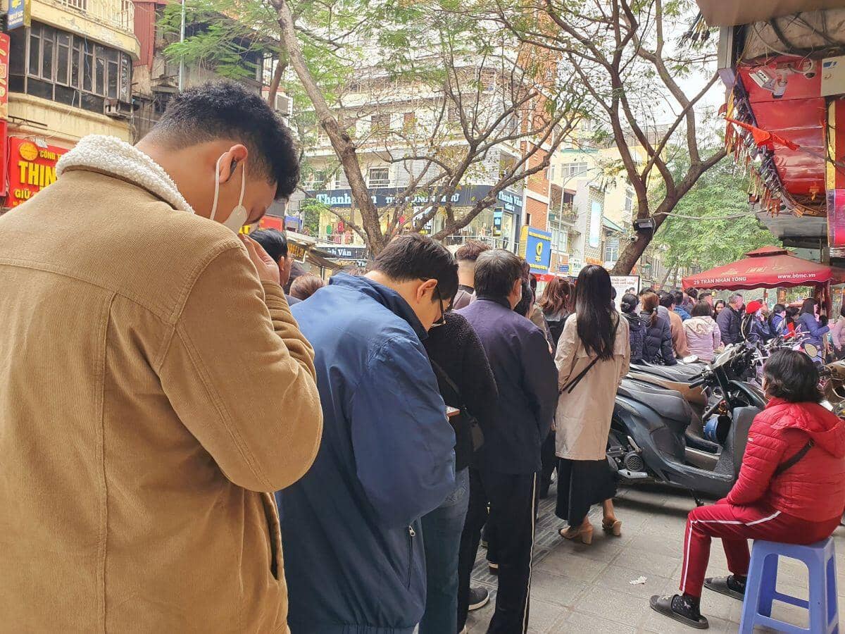 Giá vàng tăng điên cuồng, vượt mốc 98 triệu đồng/lượng, hàng loạt cửa hàng ra thông báo bất ngờ