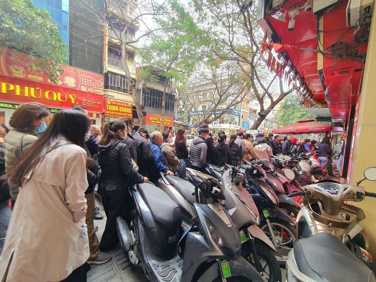 Giá vàng tăng điên cuồng, vượt mốc 98 triệu đồng/lượng, hàng loạt cửa hàng ra thông báo bất ngờ
