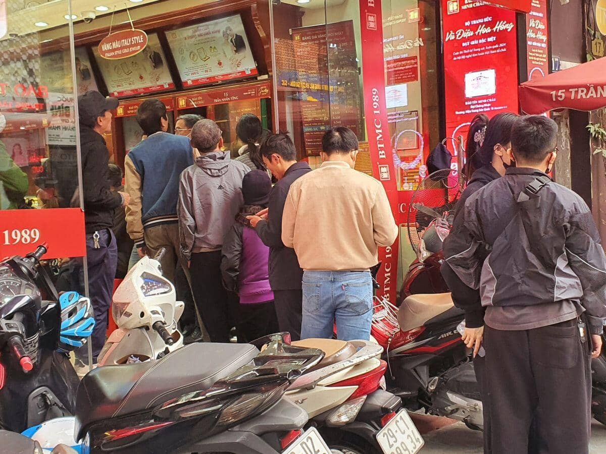 Giá vàng tăng điên cuồng, vượt mốc 98 triệu đồng/lượng, hàng loạt cửa hàng ra thông báo bất ngờ
